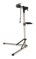 Lote 144 - Suporte para reparação de bicicletas CXWXC, liga de alumínio, capacidade de 27 kg (60 lbs), concebido para bicicletas eléctricas, possui uma cabeça magnética rotativa de 360°. O artigo provém de uma encomenda não entregue ao cliente, está em es