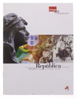 Lote 29 - PORTUGAL, SELOS - Carteira anual “Centenário da República Portuguesa 1910 -2010”, numerada 2085, com 17 selos e 3 blocos. Sinais de armazenamento, pequenos rasgos na parte inferior da capa e 1ª folha. Nota: sem classificação atribuída pela Oport