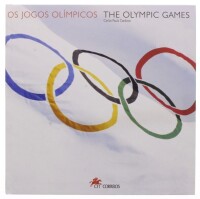 Lote 72 - “OS JOGOS OLÍMPICOS / THE OLYMPIC GAMES", LIVRO FILATÉLICO - Edição do Clube do Coleccionador, texto de Carlos Paula Cardoso, de 1996, edição bilingue (português/inglês), numerado (07773), encadernação de capa dura. Nota: com alguns sinais de ar