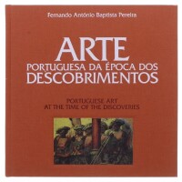 Lote 77 - “ARTE PORTUGUESA DA ÉPOCA DOS DESCOBRIMENTOS / PORTUGUESE ART AT THE TIE OF THE DISCOVERIES", LIVRO FILATÉLICO - Edição do Clube do Coleccionador, texto de Fernando António Baptista Pereira, de 1996, edição bilingue (português/inglês), numerado 