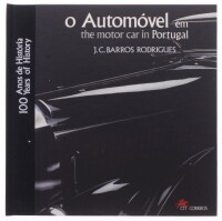 Lote 104 - “O AUTOMÓVEL EM PORTUGAL 100 ANOS DE HISTÓRIA/THE MOTOR CAR IN PORTUGAL 100 YEARS OF HISTORY", LIVRO FILATÉLICO - Edição do Clube dos Coleccionador, texto de J.C: Barros Rodrigues, de 1995, edição bilingue (português/inglês), numerado (09484), 