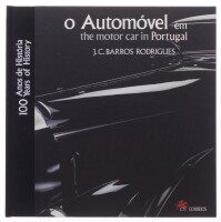 Lote 113 - “O AUTOMÓVEL EM PORTUGAL 100 ANOS DE HISTÓRIA/THE MOTOR CAR IN PORTUGAL 100 YEARS OF HISTORY", LIVRO FILATÉLICO - Edição do Clube dos Coleccionador, texto de J.C: Barros Rodrigues, de 1995, edição bilingue (português/inglês), numerado (09486), 