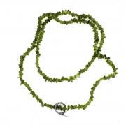 Lote 1027 - Colar de Pedras Peridot com fecho argola em Prata, com 90 cm de comprimento. Nota: apresenta pouco uso.