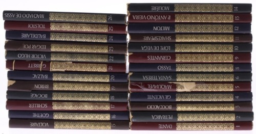 Lote 12 - GIGANTES DA LITERATURA UNIVERSAL, COLECÇÃO - 25 Volumes. Colecção Gigantes da Literatura Universal, Editorial Verbo, 1972. Encadernações cartonadas. Dim: 22x16 cm. Nota: sinais de manuseamento, defeitos em algumas lombadas, falta o volume 7