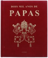 Lote 226 - DOIS MIL ANOS DE PAPAS, LIVRO - Coordenação e Prefácio de Roberto Monge, Fubu Editores, 2005. Encadernação cartonada em veludo vermelho com ferros a ouro. Dim: 27x22 cm