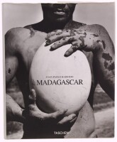 Lote 243 - MADAGASCAR, LIVRO - Por Gian Paolo Barbieri, edição em língua inglesa da Taschen. Encadernação editorial com sobrecapa. Dim: 33,5x27,5 cm. Nota: profusamente ilustrado. Sinais de manuseamento