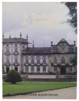 Lote 322 - A TRADIÇÃO DE PORTUGAL, LIVRO - Portuguese Manor Houses, por Luís Forjaz Trigueiros e fotografia de Raúl Constâncio, Edições Inapa. 1990. Encadernação cartonada com sobrecapa. Dim: 32x25 cm