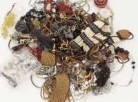 Lote 8 - ACESSÓRIOS DE MODA DIVERSOS - Conjunto de cerca de 40 peças entre pulseiras, colares, cintos, gargantilhas, porta moedas e pendentes nos mais variados materiais e dimensões. Nota: sinais de uso