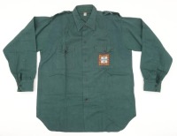 Lote 26 - CAMISA DA MOCIDADE PORTUGUESA - Uniforme em tecido verde, com aplicação da insígnia no bolso e na manga. Tamanho 38. Nota: sinais de uso