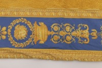 Lote 30 - VERSACE HOME, TOALHA DE BANHO - Made in Italy, toalha de banho em tecido turco amarelo, barra azul e amarela de padrão "Baroque". Modelo com pvp de € 250. Dim: 96x150 cm