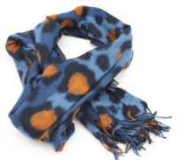 Lote 38 - ÉCHARPE - Écharpe em tecido de viscose de padrão print animal em azul e laranja com franjas. Dim: 70x180 cm. Nota: sem uso, com etiqueta