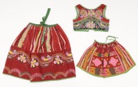 Lote 53 - TRAJE MINHOTO DE MENINA - Conjunto de saia, avental e colete com bordados tradicionais. Dim: 47x25 cm (saia). Nota: sinais de uso