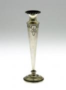 Lote 1147 - Solitário em prata javali II contrastada, decorada com motivos vegetalistas, com 16cm de altura e o peso de 51gr. Nota: sinais de uso (pequenas amolgadelas na base)