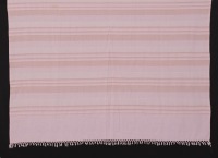 Lote 60 - TRIBO, MANTA - Manta em tecido cor de rosa 100% algodão, com franjas, Fabricado na Índia. Dim: 190x240 cm. Nota: sinais de uso