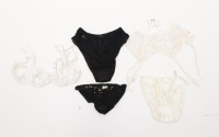 Lote 84 - LINGERIE DE SENHORA - Conjunto de 3 cuecas, cinto de ligas e sutien de diversas marcas e tamanhos, branco e preto. Tamanho 36, 75, 90B (sutien). Nota: sem uso