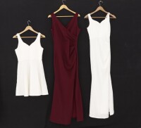 Lote 109 - VESTIDOS - Conjunto de 3 vestidos sem mangas em tecido bordeaux e branco, modelos diferentes, 2 são compridos. Tamanho XS, S e L. Nota: sem uso