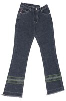 Lote 111 - SAMPAS JEANS, CALÇAS DE GANGA - Modelo de senhora em tecido azul, pernas com bordados, com fecho. Tamanho M (W20 L00). Nota: sem uso, com etiqueta