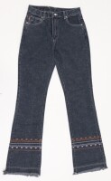 Lote 118 - SAMPAS JEANS, CALÇAS DE GANGA - Modelo de senhora em tecido azul, pernas com bordados, com fecho. Tamanho M (W20 L00). Nota: sem uso, com etiqueta