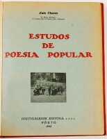 Lote 67 - ESTUDOS DE POESIA POPULAR - Luís Chaves, Porto, Portucalense Editora, 1942. Raríssimo. Luxuosa encadernação em percalina com ferros e títulos dourados na lombada e magnífica gravação a ouro na pasta. Vestígios de carmim no corte superior das fol