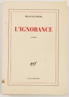 Lote 58 - 1ª EDIÇÃO: L'IGNORANCE - Milan Kundera, Paris, Gallimard, 2000. 1ª edição. Peça de colecção de alcance internacional. Encadernação editorial em brochura. Nota: conserva a respectiva cinta publicitária no interior; marginais vestígios de armazena