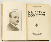 Lote 66 - 1ª EDIÇÃO: NA FEIRA DOS MITOS. IDÉAS & FACTOS - António Sardinha, Livraria Universal de Armando J. Tavares. Conserva o cliché fotográfico do autor. Obra doutrinária, pilar do Integralismo Lusitano. Meia-encadernação francesa em pele. Ostenta ex-