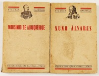 Lote 114 - AUTOGRAFADOS: NUNO ÁLVARES; MOUSINHO DE ALBUQUERQUE. FIGURAS NACIONAIS. 2 OBRAS - Mário ViaanPorto, Editora Educação Nacional, 1938. Exemplares extremamente valorizados com dedicatórias autógrafadas, datadas dos anos de pubicação. Encadernações