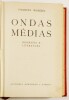 Lote 74 - 1ª EDIÇÃO: ONDAS MÉDIAS. BIOGRAFIA E LITERATURA - Vitorino Nemésio, Lisboa, Livraria Bertrand, 1945. 1ª edição. Exemplar rubricado pelo autor. Conserva a capa. Encadernação em percalina com ferros e título dourados na lombada. Corte superior das - 2