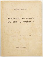 Lote 55 - INTRODUÇÃO AO ESTUDO DO DIREITO POLÍTICO - Marcello Caetano, Lisboa, Revista «O Direito», 1954. Raríssima separata em brochura. Exemplar valorizado com marginália de época a lápis. Nota: picos de acidez e sinais de desgaste nas capas; miolo em ó