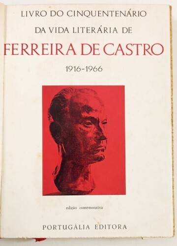 Lote 136 - LIVRO DO CINQUENTENÁRIO DA VIDA LITERÁRIA DE FERREIRA DE CASTRO, 1916-1966 - AAVV, Lisboa, Portugália Editora, 1966. Raro. Capa com arranjo gráfico de Câmara Leme. Rico aparato fotográfico Luxuosa meia-encadernação francesa em pele com títulos 