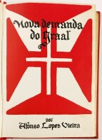 Lote 43 - EM DEMANDA DO NOVO GRAAL - Afonso Lopes Vieira, Lisboa, Livraria Bertrand, 1942. Conserva a capa de brochura. Luxuosa encadernação em percalina com magnífica gravação a ouro na pasta e títulos e ferros dourados na lombada. Corte superior das fol