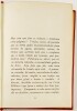 Lote 43 - EM DEMANDA DO NOVO GRAAL - Afonso Lopes Vieira, Lisboa, Livraria Bertrand, 1942. Conserva a capa de brochura. Luxuosa encadernação em percalina com magnífica gravação a ouro na pasta e títulos e ferros dourados na lombada. Corte superior das fol - 2