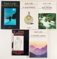 Lote 37 - O ALQUIMISTA; VERONIKA DECIDE MORRER; NA MARGEM DO RIO PIEDRA EU SENTEI E CHOREI; O MONTE CINCO; O DOM SUPREMO. 5 OBRAS - Paulo Coelho, de Henry Drumond; traduzido e adaptado por Paulo Coelho, Lisboa, Editora Pergaminho, 1999; 1998; 1997. 5 obra