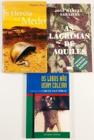 Lote 78 - AS LÁGRIMAS DE AQUILES; OS LOBOS NÃO USAM COLEIRA; OS HERÓIS E O MEDO. 3 OBRAS - José Manuel Saraiva; prefácio de Manuel Alegre, Lisboa, Oficina do Livros, 2001. Exemplar valorizado com expressiva dedicatória autógrafa; Carlos Vale Ferraz, Lisbo