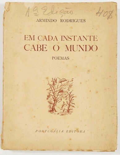 Lote 42 - 1ª EDIÇÃO: EM CADA INSTANTE CABE O MUNDO. POEMAS - Armindo Rodrigues, Lisboa, Portugália Editora, 1945. 1ª edição. Na capa, desenho de Paulo Ferreira. Encadernação editorial em brochura. Nota: falta na cabeça da lombada; picos de acidez nas capa