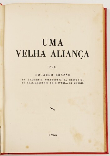 Lote 130 - UMA VELHA ALIANÇA - Eduardo Brazão, Lisboa, Neogravura, 1955. Raro. Estudo de referência das relações diplomáticas e comerciais luso-britânicas. Luxuosa encadernação em percalina com magnífica gravação a ouro na pasta e títulos e ferros a ouro 