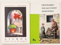 Lote 40 - DICIONÁRIO DAS ALCUNHAS ALFACINHAS; LISBOA NUM CRAVO DE PAPEL. 2 OBRAS - introdução e notas de Francisco Santana, Lisboa, Livros Horizonte, 2001. Nota: com dedicatória de época; ocasionais sublinhados; Azinhal Abelho, Lisboa, Publicações Cultura