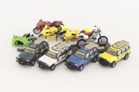 Lote 56 - MINIATURAS DE AUTOMÓVEIS E MOTOS - Conjunto de 9 miniaturas em plástico sendo 4 automóveis todo-o-terreno e 5 motos diversas. Dim: 12 cm (automóveis). Nota: 1 moto partida