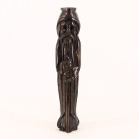 Lote 69 - ESCULTURA EM MADEIRA - Representando figura masculina emm madeira escurecida. Dim: 34,5 cm