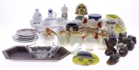 Lote 70 - MINIATURAS DECORATIVAS DIVERSAS - Conjunto de cerca de 30 peças em diversos materiais, modelos, decorações e tamanhos diversos. Dim: 13 cm (maior). Nota: sinais de uso