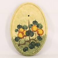 Lote 76 - PLACA DECORATIVA EM CERÂMICA - Formato oval com decoração de ramos de frutos policromado. Dim: 42x29 cm