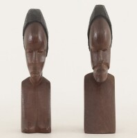 Lote 129 - ARTE AFRICANA, BUSTOS - Par de busto em madeira exótica entalhada. Dim: 23 cm