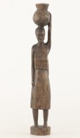 Lote 143 - ARTE AFRICANA, FIGURA FEMININA - Escultura em madeira exótica entalhada, representando "Figura Feminina", marcada na base CAJ Bissau. Dim: 28 cm