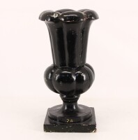 Lote 144 - VASO DECORATIVO - Em madeira pintada de negro. Dim: 34 cm