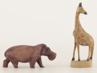 Lote 156 - ARTE AFRICANA, HIPOPÓTAMO E GIRAFA - Conjunto de 2 esculturas em madeira exótica entalhada, representando "Hipopótamo" e "Girafa". Dim: 20 cm (girafa). Nota: girafa com pequena falha