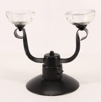 Lote 164 - CANDELABRO DE 2 LUMES - Em metal pintado de negro com copos de vela em vidro facetado. Dim: 22 cm. Nota: base apresenta defeitos