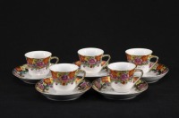 Lote 184 - CHÁVENAS E PIRES EM PORCELANA CHINESA - Conjunto de 5 chávenas de café com 5 pires. Decoração floral policromada e dourada. Dim: 5x6 cm (chávenas) e 11,5 cm (pires)