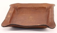 Lote 192 - ESVAZIA BOLSOS - Em pele castanha de formato quadrangular. Dim. 3x19x19 cm