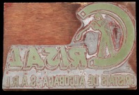 Lote 227 - CRISAL, CHAPA PARA GRAVAÇÃO - Chapa em metal com a inscrição "Crisal Cristais de Alcobaça" e o respectivo logotipo aplicada em base de madeira. Dim: 14,5x22 cm