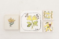 Lote 234 - AZULEJOS DECORATIVOS - Conjunto de 4 azulejos pintados à mão, decoração floral e figurativa, tamanhos diferentes. Dim: 15x15 cm (maior). Nota: azulejos soltos