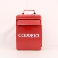 Lote 10 - CAIXA DE CORREIO - Modelo vintage dos CTT, em metal vermelho com inscrição "CORREIO" a branco, com pega e abertura lateral, com chave. Dim: 40x30x19 cm (aprox.) Nota: sinais de uso